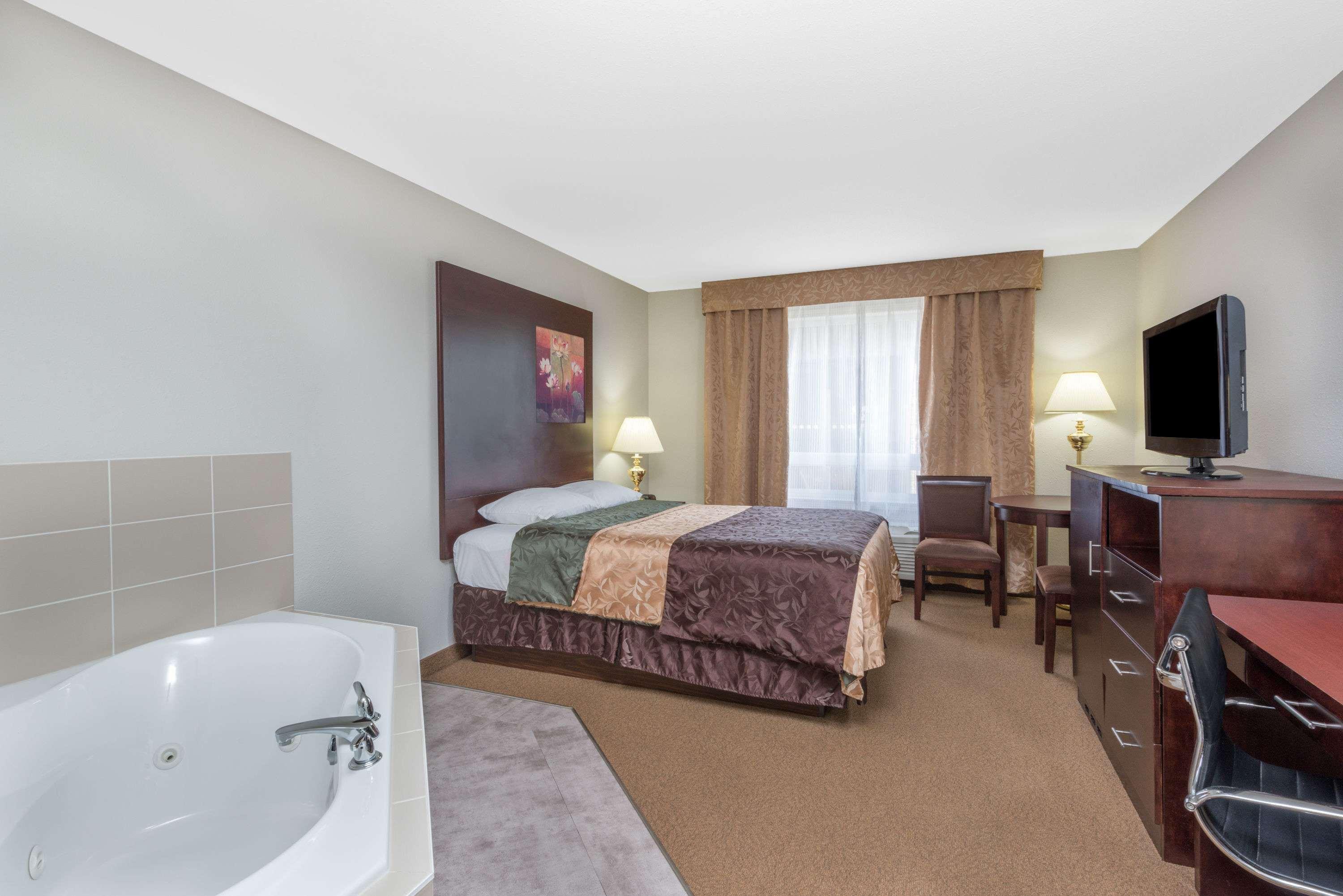 Super 8 By Wyndham Innisfail Екстер'єр фото