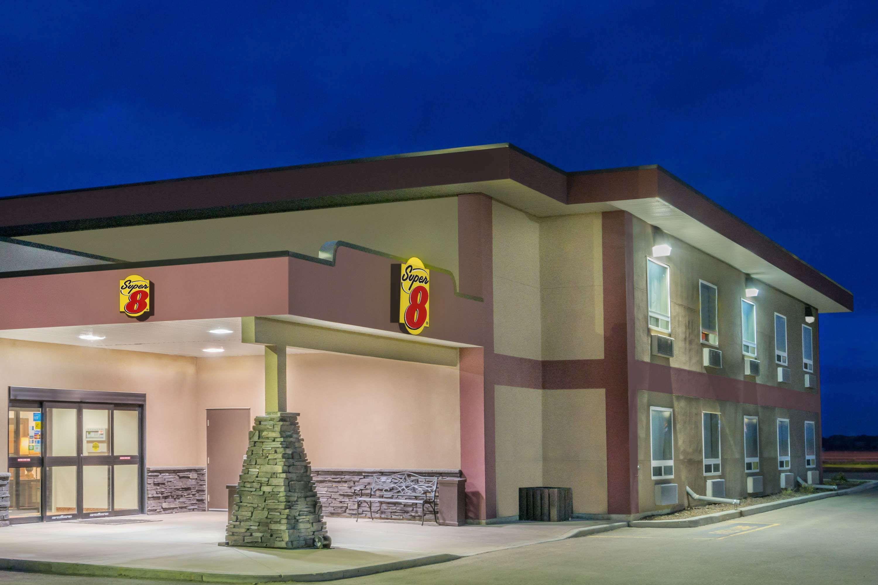 Super 8 By Wyndham Innisfail Екстер'єр фото